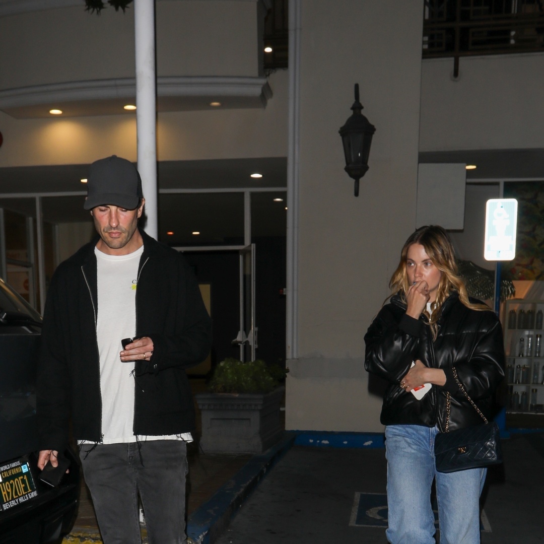 Ashley Benson spotted at Sushi Park in West Hollywood with mystery date

More images at: gawby.com/photos/248302

#AshleyBenson #SushiPark #WestHollywood #celebdate #mysterydate #dinnerdate #hollywoodspotting #celebritynews #LAeats #sushilovers #whatshappeninginLA