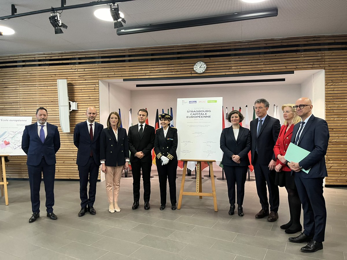 À l’Ecole européenne de #Strasbourg pour la signature du #contrat #triennal signé en présence d’@EmmanuelMacron et de la Présidente du Parlement européen @RobertaMetsola . Ce sont près de 300 millions qui vont renforcer le statut de capitale européenne de Strasbourg.