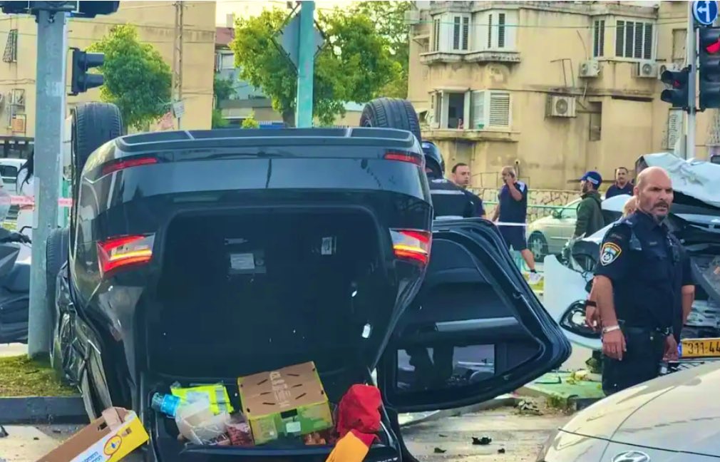 💥Israeli National Security Min Itamar Ben Gvir has been taken to hospital after his official vehicle ran a red light, was hit by a car legally crossing in green, and overturned, causing a chain collision. He is fine. That's security under a convicted terrorist for ya.