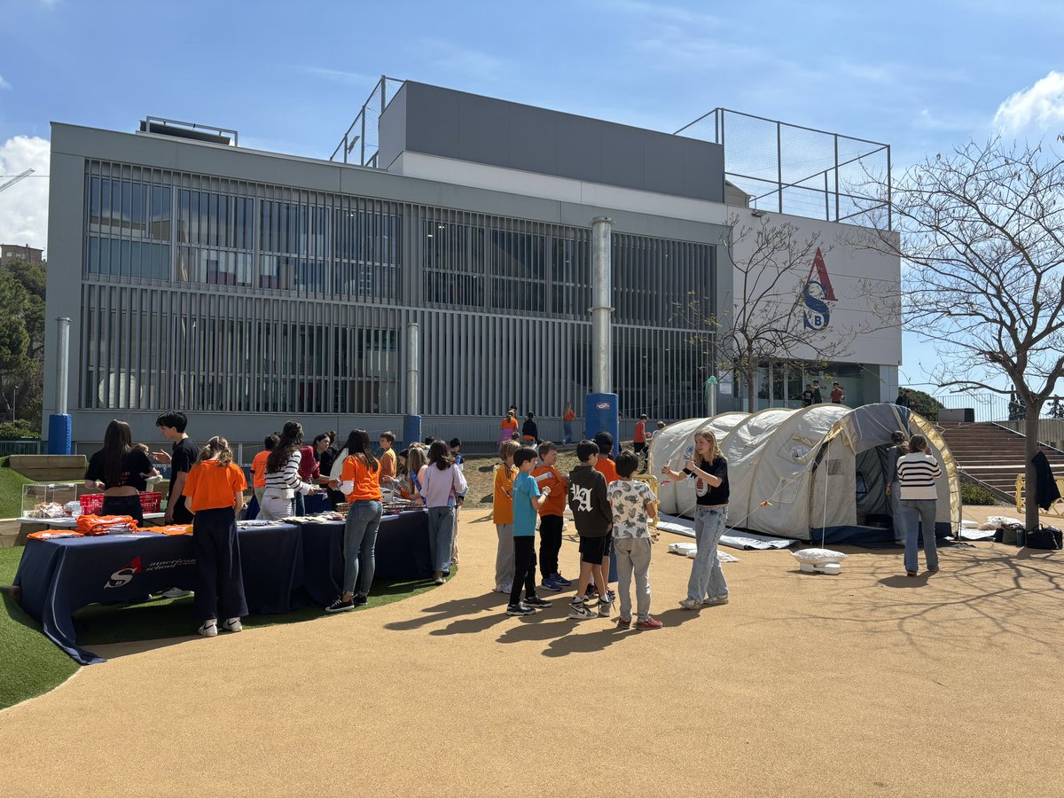 RefugArt 2024 today, our annual student led fundraiser to raise awareness of and funds for the global #refugee crisis. 🧡

#UNCHR @Refugees