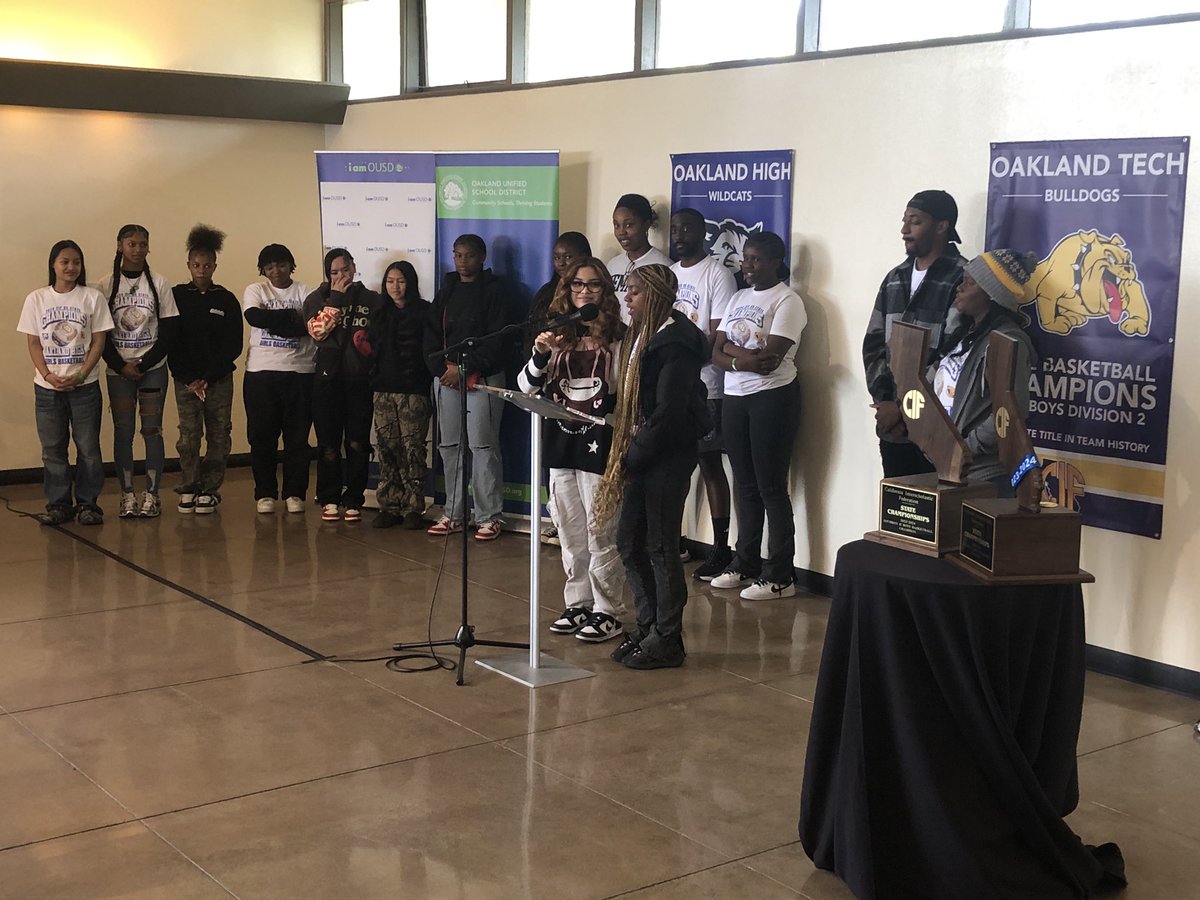 Joyous celebration of the state champion Oakland High Lady Wildcats & Oakland Tech Boys Bulldogs teams at the Oakland Zoo Snow Room with former Golden State Warrior Kelenna Azubuike, Council President @Nikkiforallofus Bas & Councilwoman @reidforoakland - great day for @OUSDNews!