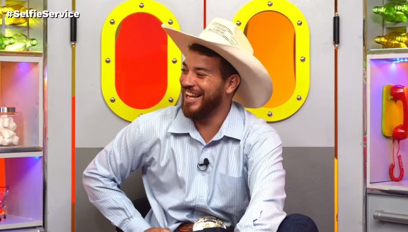 Nosso cowboy já está ao vivo no #SelfieService. Estão acompanhando?? 

#TeamMarcus 🤠 #AGrandeConquista