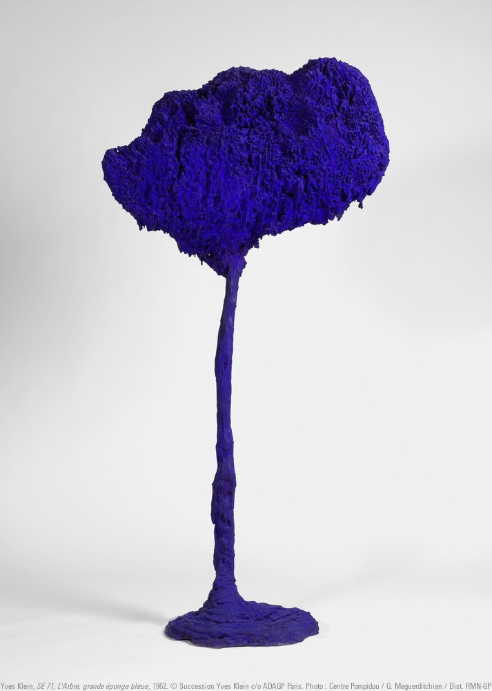 En un Klein d'œil 🧽🔵
Après avoir utilisé l'éponge pour appliquer la couleur, Yves Klein subjugué par ses propriétés et sa rapidité d'absorption, décide d'en faire sa matière première.
📍Retrouvez cette œuvre au niveau 5 du Musée !
Plus d'œuvres ici 👉 bit.ly/CP_Klein