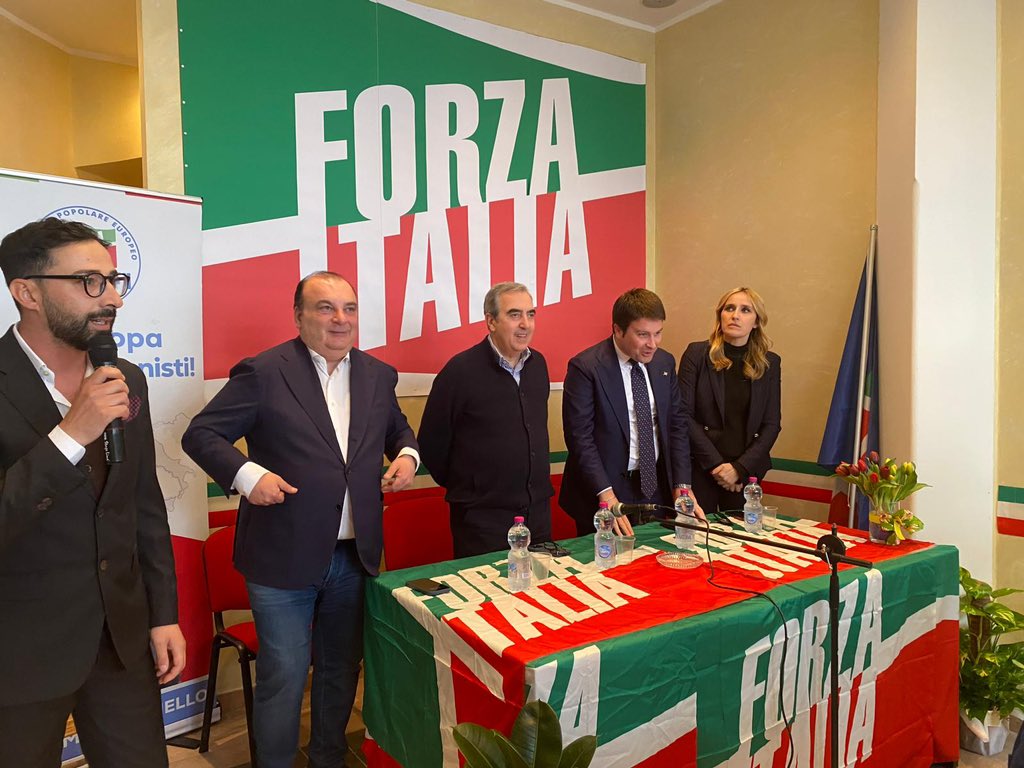 Ho inaugurato la nuova sede di @forza_italia a #Paduli con il consigliere comunale Stefano Zollo, Fulvio Martusciello, Francesco Maria Rubano e la candidata alle elezioni europee Antonella Ballone.