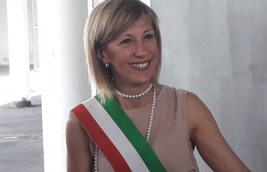 Il mio pensiero a Mirella Cerini, sindaca di Castellanza, trovata senza vita ieri nel palazzo del Municipio. Indossava ancora la fascia tricolore, simbolo del suo impegno verso la comunità che verrà sempre ricordato.