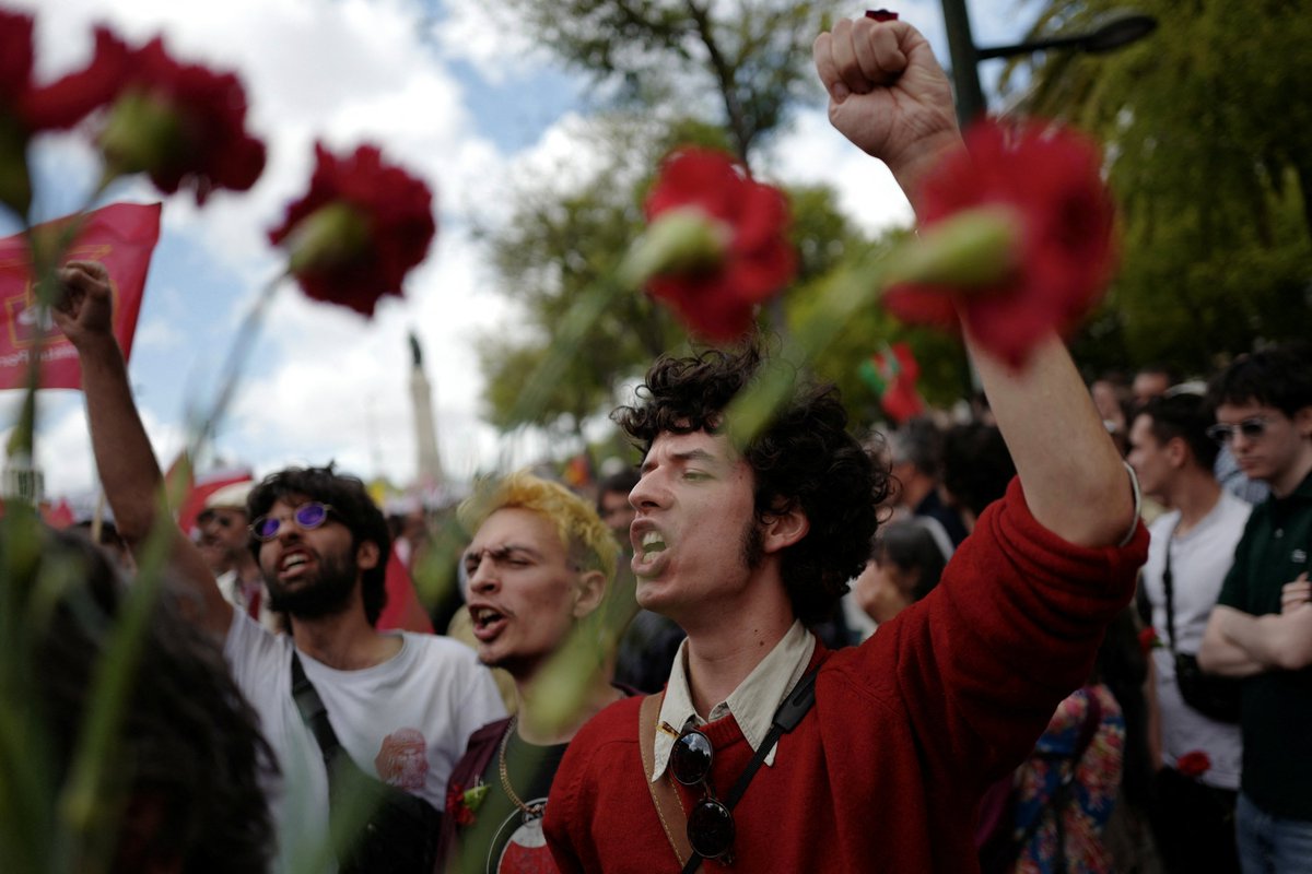 Stunning pictures of the 50th anniversary celebrations of Portugal's Carnation Revolution by Reuters photojournalist Pedro Nunes 😍 1/2