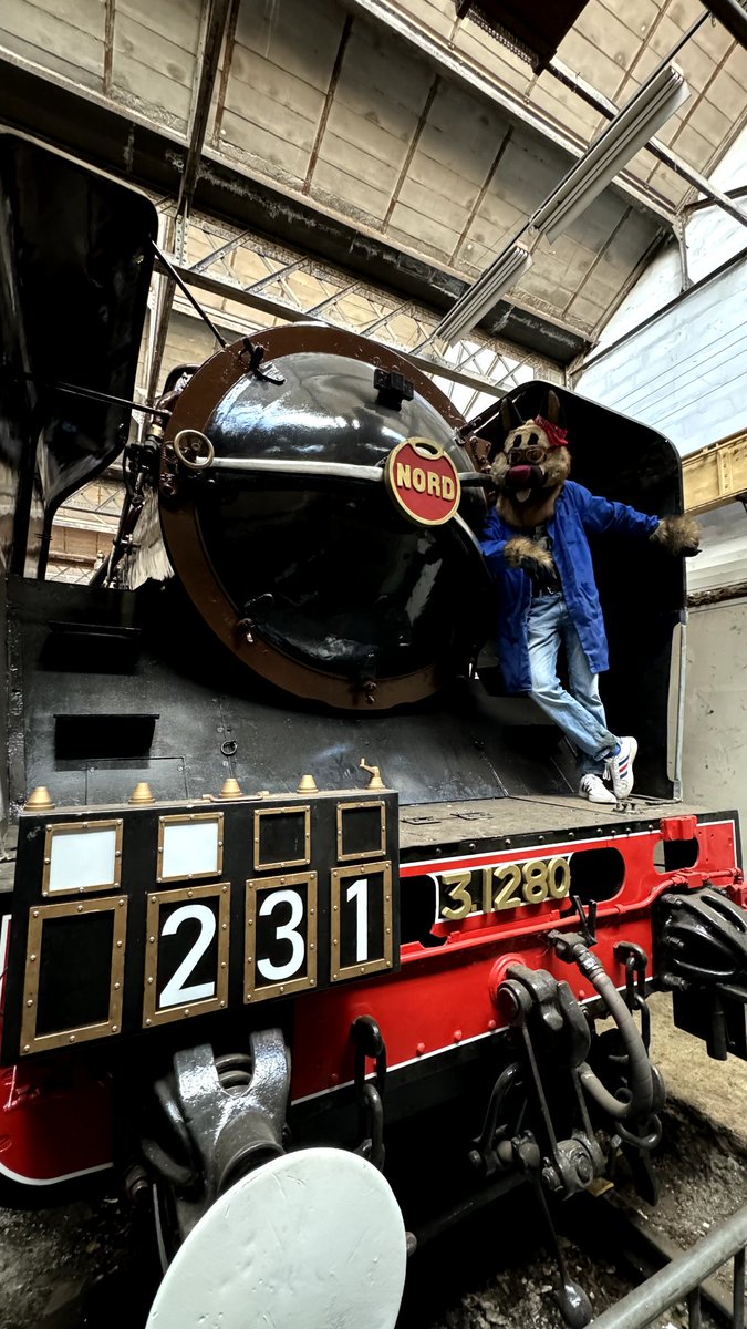 J'vous emmène où les pwalus ?

L'doggo et son air si... 'Pacific' !

#fursuit #fursuitfriday #furry #patrimoine #train #Steam