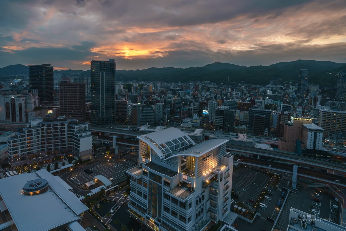 リニューアル神戸ポートタワーに登ったら、まずこの夕焼けを見る事ができました🌆