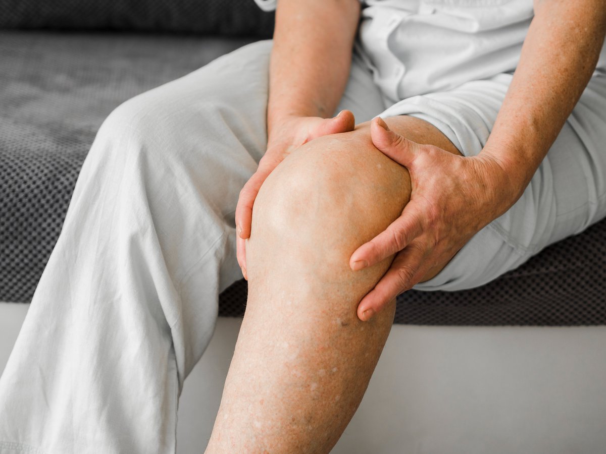 Researchers at @unibirmingham found that looking at two proteins in joint fluid & a person's weight before total joint replacement surgery in #Osteoarthritis patients could better predict treatment planning & recovery outcomes for patients post-surgery. bit.ly/3QlA7Lf