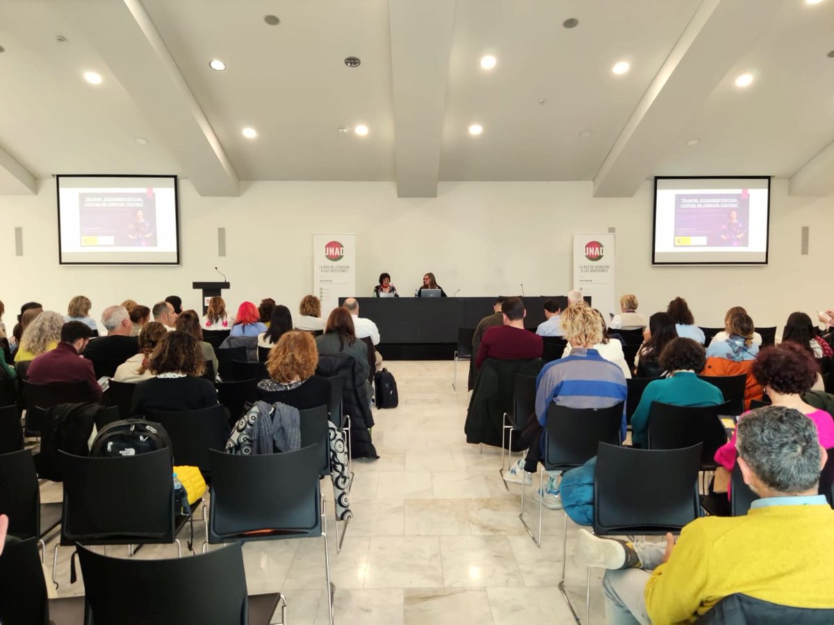 La Delegada, Carmen Martínez, ha asistido esta mañana al Seminario Anual de @UNADenred ‼️Ha enfatizado que la perspectiva de género y el enfoque interseccional son ineludibles para abordar la situación y recursos de las mujeres víctimas de #violenciamachista con drogodependencia