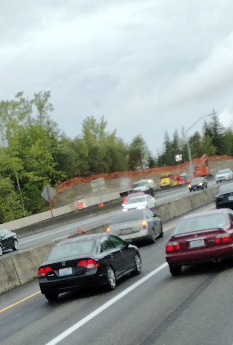 nb405 renton / kennydale - stall L lane @KIROTraffic