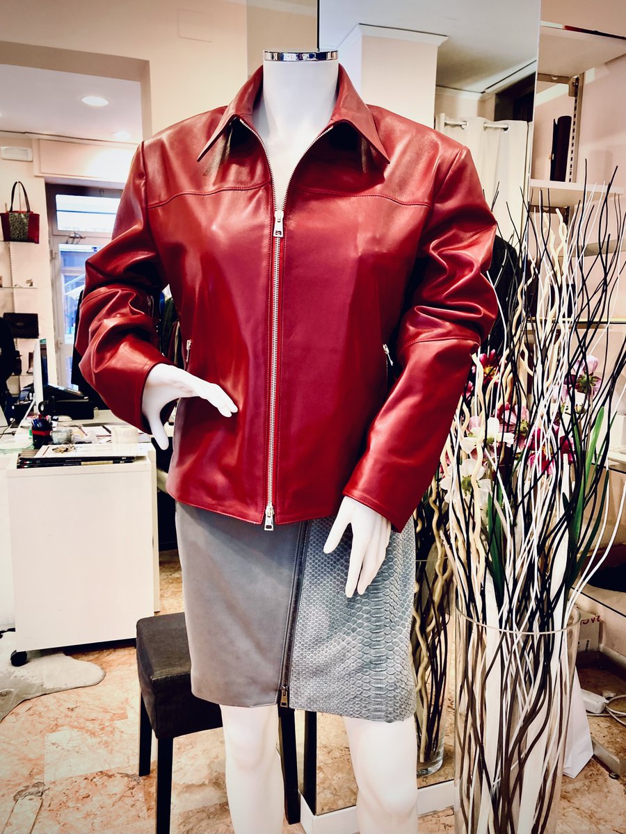 Custom made oversize leather jacket...
#custommade #leatherjacket #leatherbag #leatherpants #leatherskirt #leatherdress #fattoamano #fattosumisura #handmade #pythonbags #pythonjacket #crocodilejacket #crocodilebag #madeinflorence #madeinitaly #altamoda #hifashion #atelierclasse