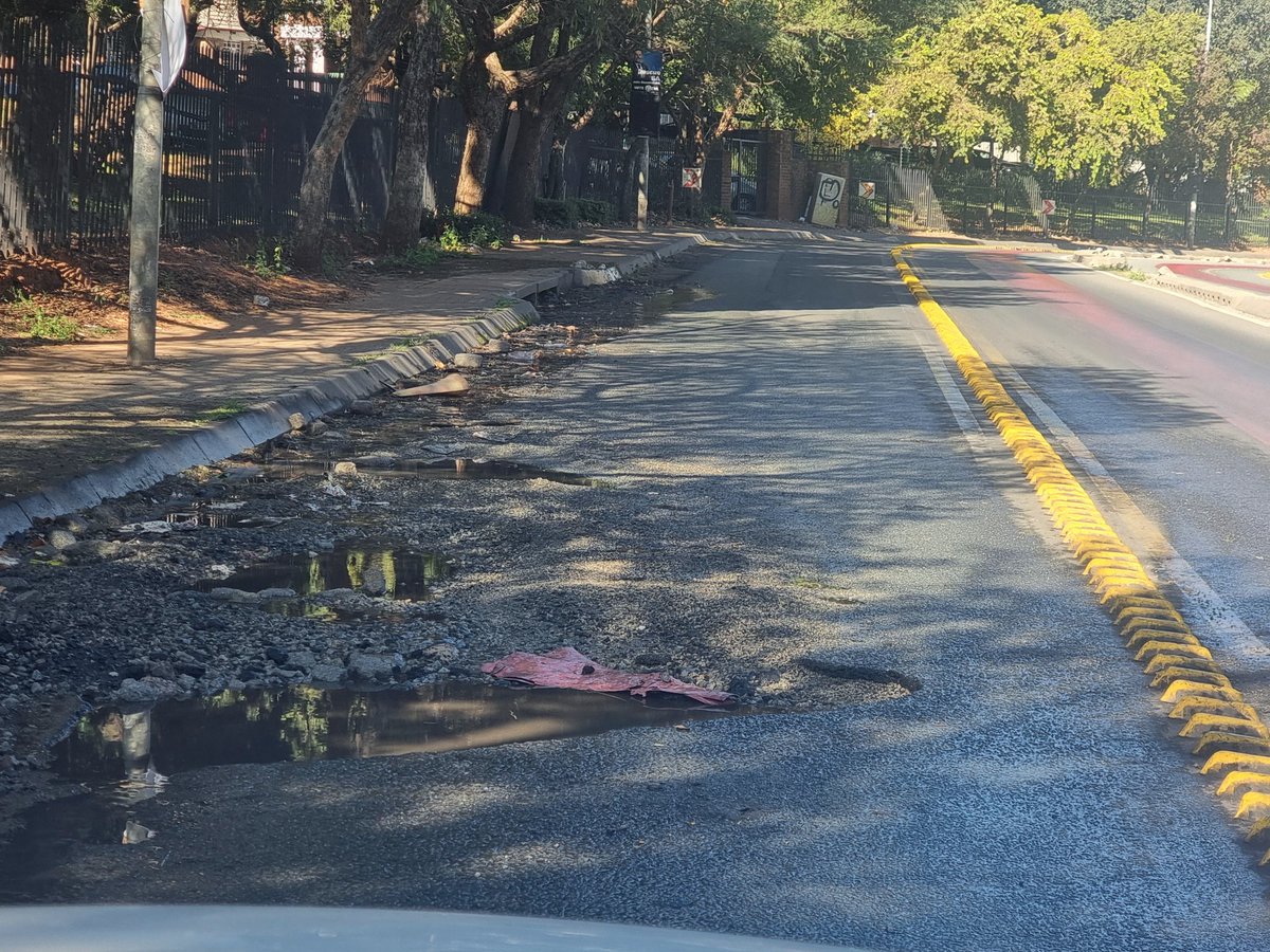 @GTalevi @JHBWater @CityofJoburgZA This one further along. The road has now disintegrated and one needs to go into the @ReaVayaBus lane to avoid it. I imagine at night it can't be seen with no lights working.