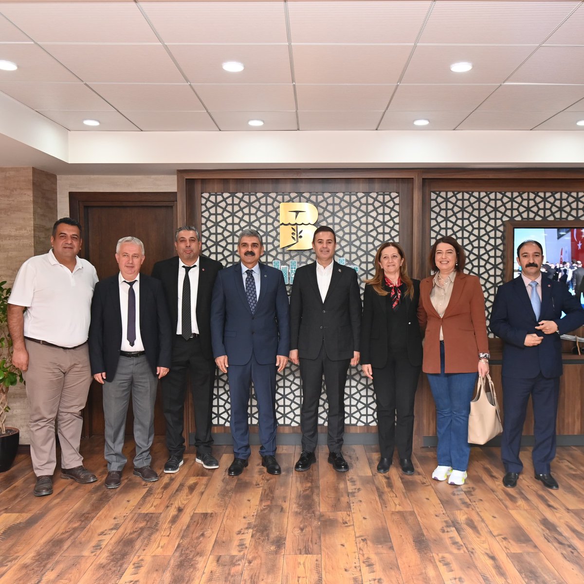 DİSK Genel Başkanı Arzu Çerkezoğlu, DİSK Genel Başkan Yardımcısı ve DİSK Genel-İş Sendikası Genel Başkanı Remzi Çalışkan ve yönetim kurulu üyelerine ziyaretleri için teşekkür ediyorum.