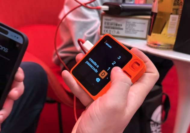 .@rabbit_hmi has been paying attention to the aftermath of the Humane AI Pin launch and reviews. The Rabbit R1 is a bright orange square with a 2.88-inch color display built in, an 8-megapixel camera that can face both ways and a scroll wheel. Learn more: engt.co/3UfbrVz