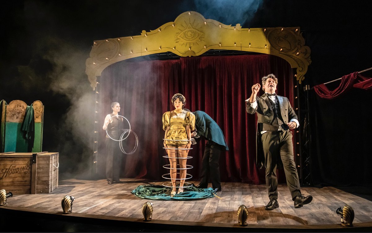 Escapologist extraordinaire Harry Houdini was more than just a showman and magician, he was also the scourge of spurious mediums and more . . . in this fast paced, fun packed #HoudinisGreatestEscape from @newoldfriends @The_Garrick. Laugh while you learn. behindthearras.com/Reviewspr/2024…