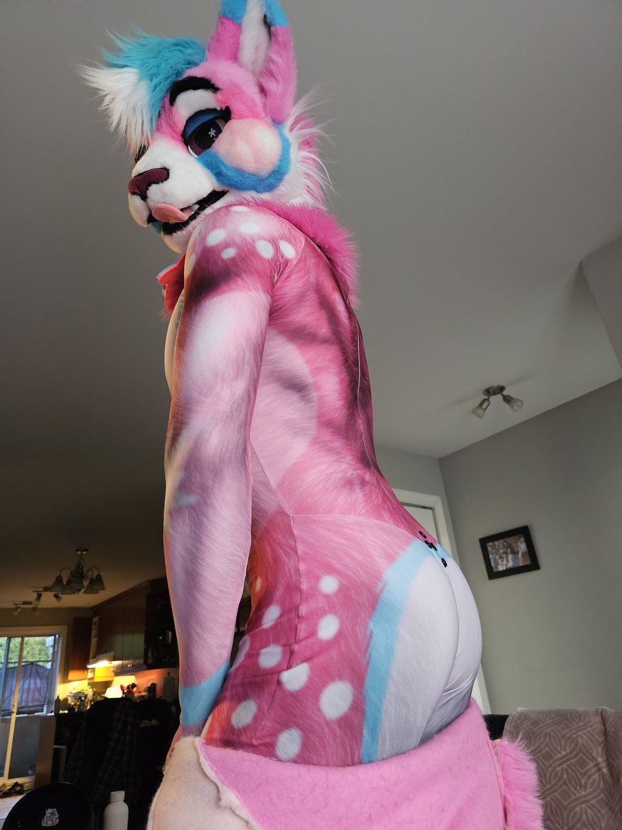 You had to see it from the back too 😘 #FursuitFriday