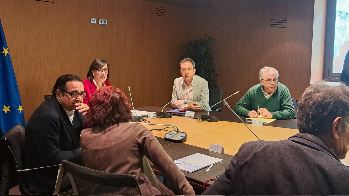 OrdenacionAst's tweet photo. 🛍 El consejero @ovizapico y el director de Ordenación, Ignacio Ruiz Latierro con la consejera de @IndustriaAST @NievesRoqueni, en la primera reunión del grupo de trabajo que analizará las modificaciones de las Directrices de Comercio.
➡️La revisión priorizará el interés general. https://t.co/AdTsWlkDus