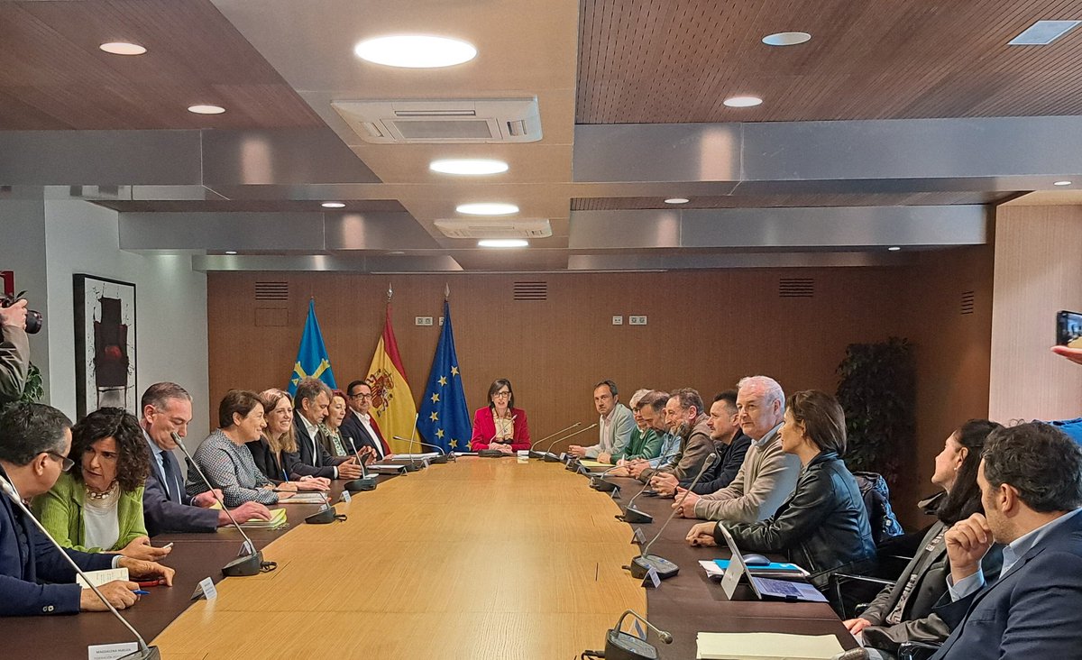 🛍 El consejero <a href="/ovizapico/">Ovidio Zapico</a> y el director de Ordenación, Ignacio Ruiz Latierro con la consejera de @IndustriaAST <a href="/NievesRoqueni/">Nieves Roqueñí</a>, en la primera reunión del grupo de trabajo que analizará las modificaciones de las Directrices de Comercio.
➡️La revisión priorizará el interés general.
