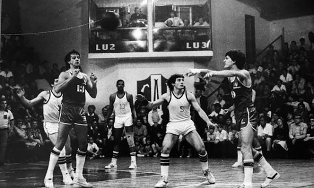LigaNacional's tweet photo. 🔙 Hoy se cumplen 39 años del 𝐬𝐚𝐥𝐭𝐨 𝐢𝐧𝐢𝐜𝐢𝐚𝐥 de la primera 𝐋𝐢𝐠𝐚 𝐍𝐚𝐜𝐢𝐨𝐧𝐚𝐥 🏀

Pacífico y Atenas jugaban el primer partido oficial en Bahía Blanca y minutos después, en Obras, iniciaba San Lorenzo-Argentino (F) con la presencia de León Najnudel 👏 https://t.co/untv01LAIY