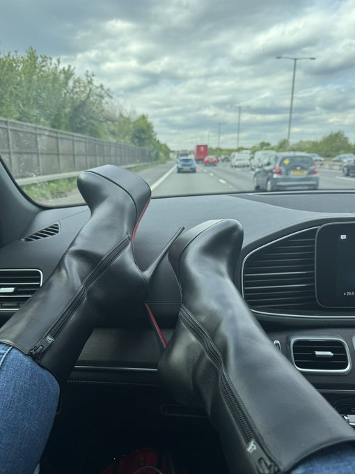 The joys of the M25! Bedfordshire bound! 🚗👢 https://t.co/lCXtnRItrg