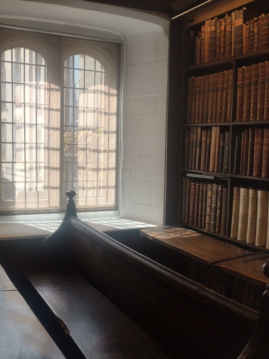 Happy Friday! To brighten up your afternoon, here's the sunlight streaming into the Old Library of @StJohnsOxLib this morning ☀️📚☀️#MyDayInLibraries