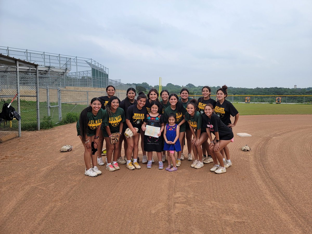 SendejoRichard's tweet photo. @Husky__Softball Good Luck today!! Thank you for being so welcoming and great role models to our daughters! It was definitely the highlight of their day to go, and wish you luck for your playoff game! Go Husky Softball! https://t.co/OvO8P4CpnA