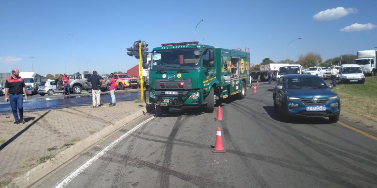 Fidelity SecureFire were on scene in Pomona after an accident involving three trucks resulted in an entrapment. The team assisted with the trapped passengers and supported all emergency services that were on the scene. #SecureFire #Gauteng #visibility #WeAreFidelity