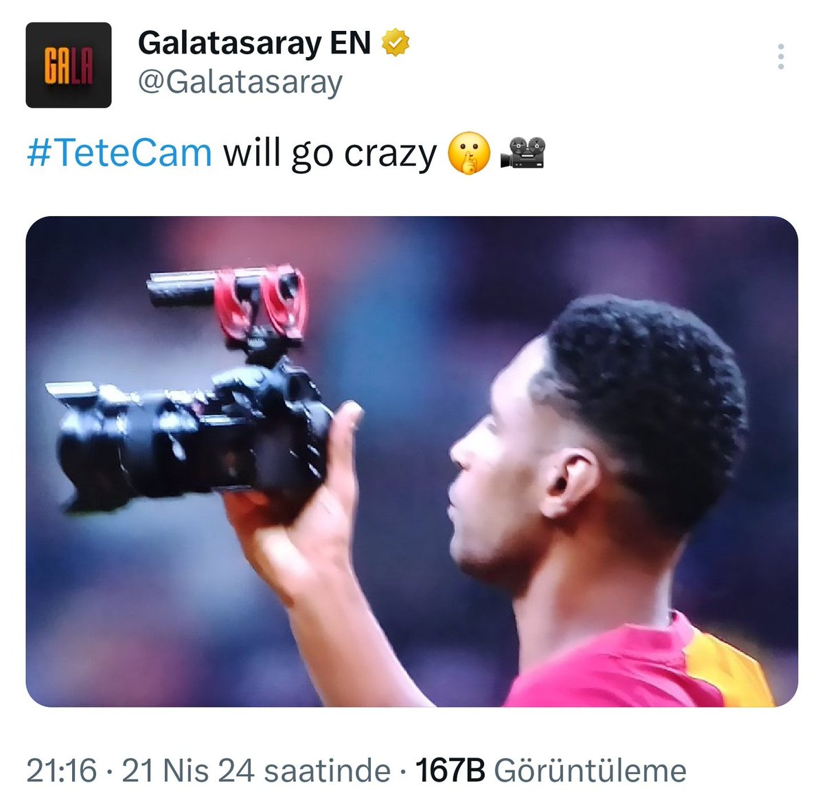 Tete'nin, Pendikspor maçı sonrası Galatasaray Youtube Kanalı'na özel içerik çıkarmak için çektiği görüntüler yayınlanmayınca, taraftarlarımız arasında 'Tete kayıt düğmesine basmayı unuttu' muhabbeti konuşulmaya başlandı. 😅