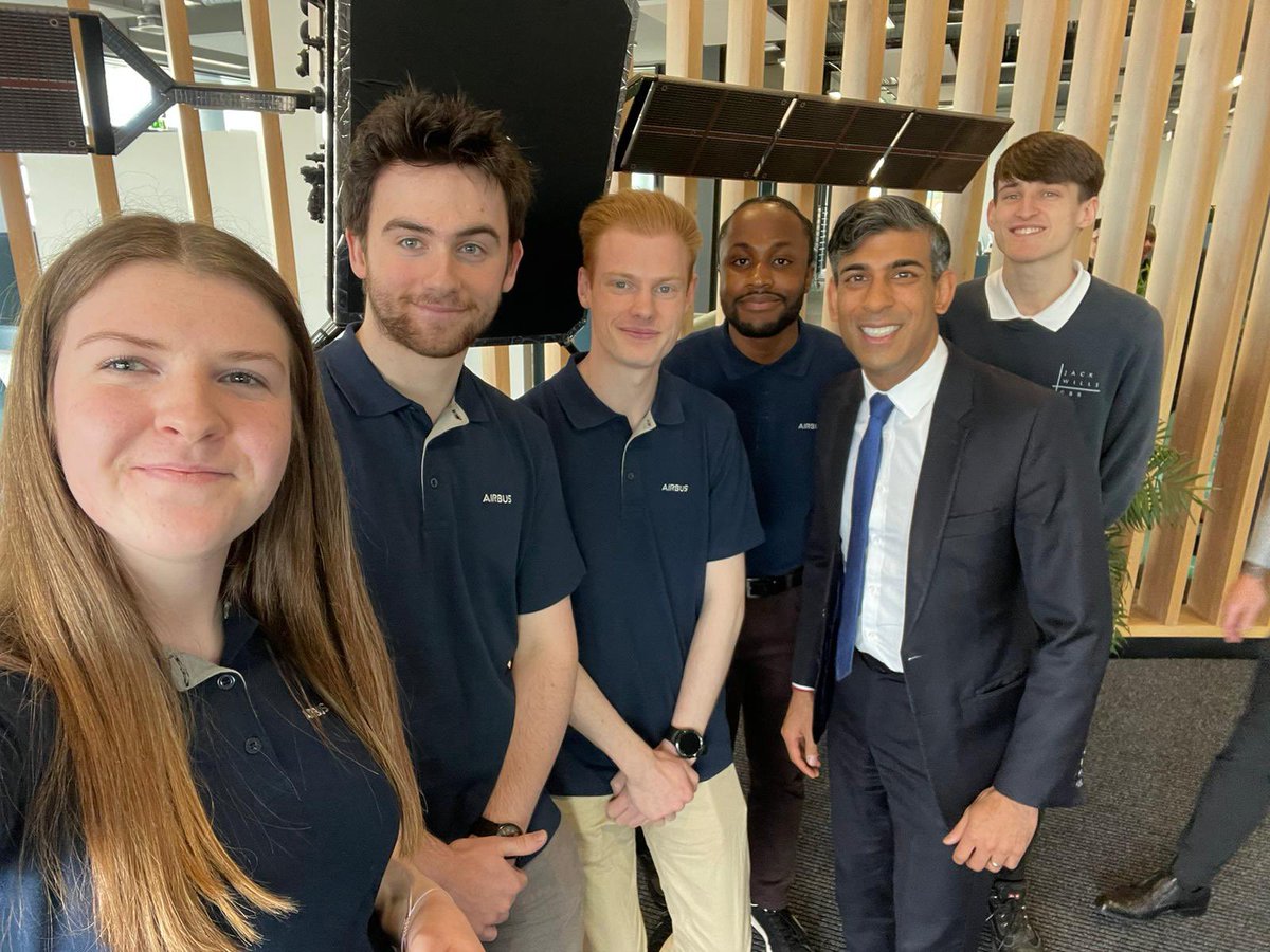 Prime Minister @RishiSunak visited Stevenage today, the home of UK spacecraft manufacturing. UK skills, sovereign space and UK exports were on the agenda. 🇬🇧 Our apprentices got the chance to take a selfie and discuss why they chose their exciting careers in space. 🛰️