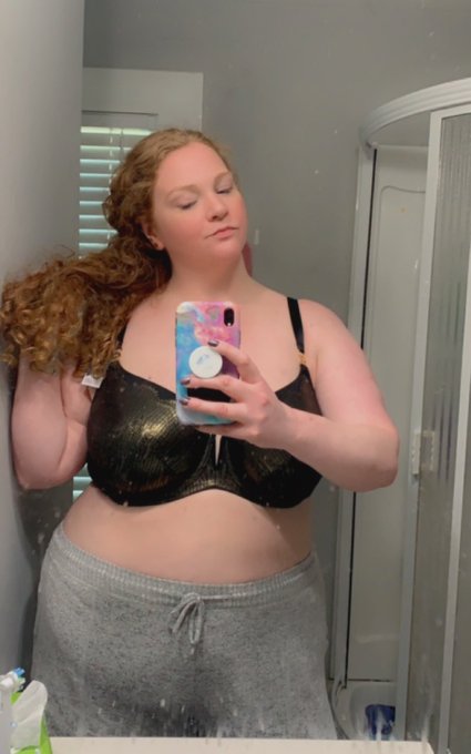 Is your wife sending you pictures like this while you&rsquo;re at work or do I have to? 😤 https://t.co/HVe