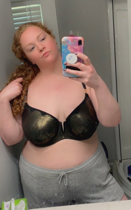 Is your wife sending you pictures like this while you&rsquo;re at work or do I have to? 😤 https://t.co/HVe
