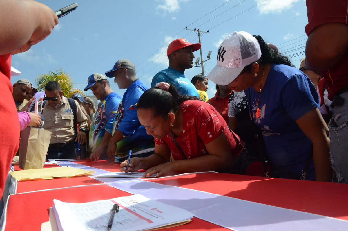 #BidenLevantaElBloqueoYa En Guayana la Clase Obrera sigue en la calle. Hoy con el @PartidoPSUV nos vinimos a @PDVSA para desde aquí levantar nuestra voz ante el mundo por la Soberanía y Dignidad de la Patria @NicolasMaduro