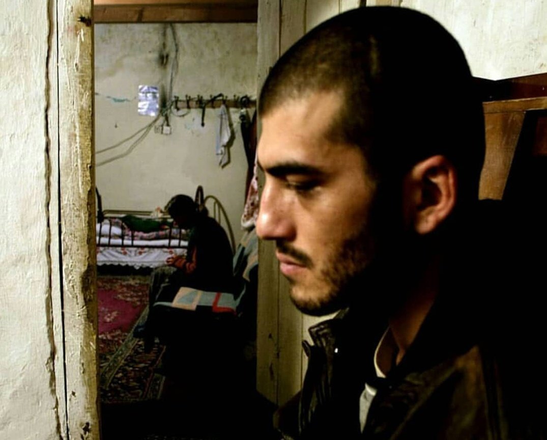 Dünyanın bütün sabahlarına uyandı, dünyanın bütün fincan kahvelerini içip dünyanın bütün kitaplarını okudu. Anladı ki dünya; özgürlüğün gurbeti, yalnızlığın anavatanı ve çaresizliğin başkentiydi. 

Özkan Sünbül / Dahası Yok kitabından