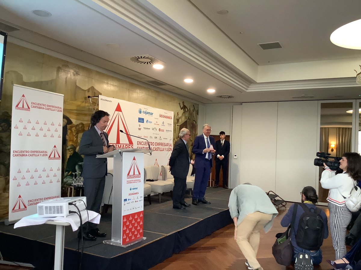 #Premios #Foro3Mares24: Ignacio San Millán, CEO de @asercomexLCI, entrega el premio a Juan Miguel Martínez Gabaldón, CEO y director general de @Gullon_esp