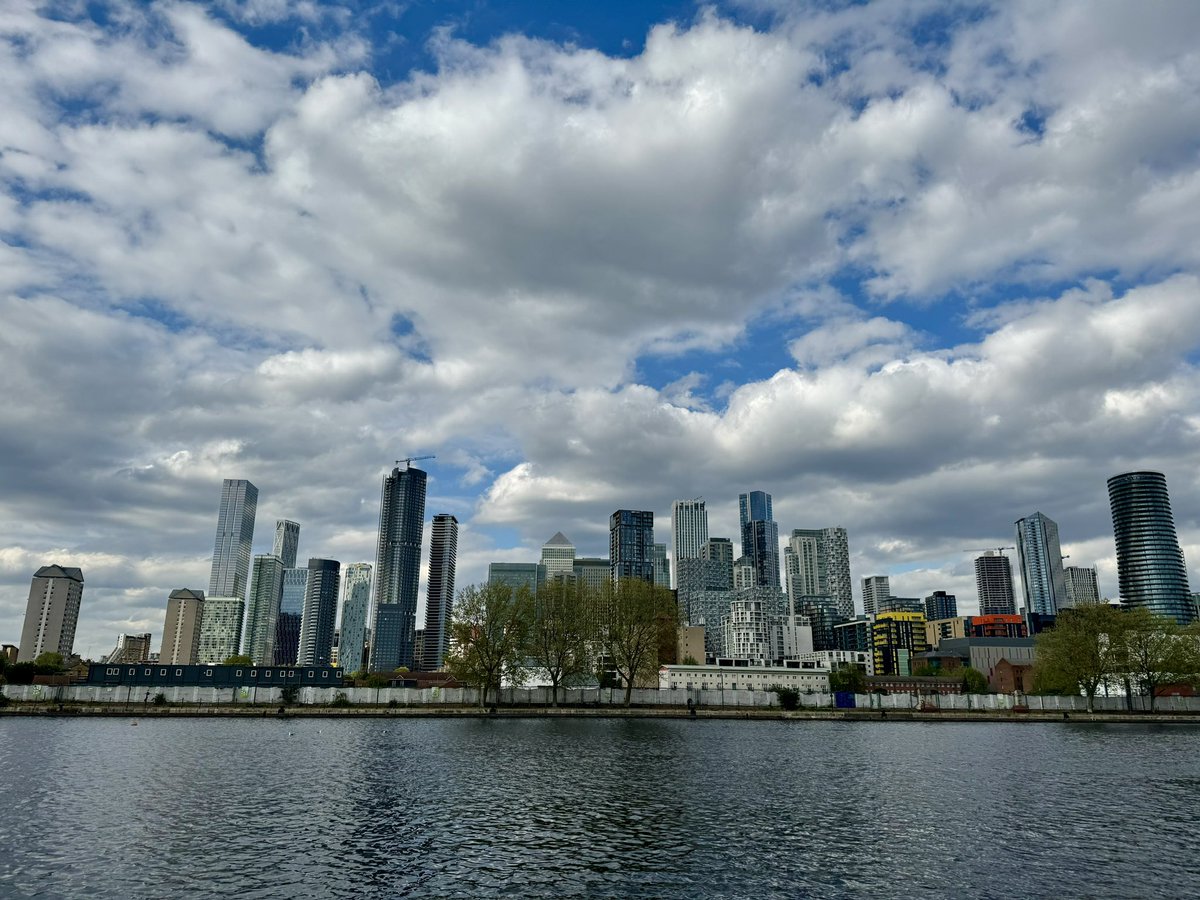 Pleasant afternoon at Docklands 😊 @SallyWeather @itvweather @itvlondon @metoffice @bbcweather @BBCWthrWatchers @visitlondon #sunny #mobilephotography #Landscape #water #Weathe #thames