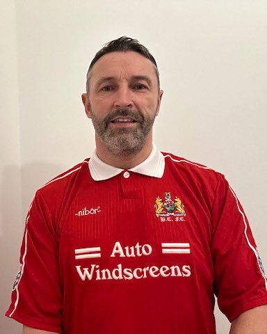 A classic @BristolCity shirt on #FootballShirtFriday for PFA Coach @stephen_torpey, who played for the club between 1997 and 2000. 🔴👌 @BobbyMooreFund 👕 | cruk.ink/44hCtAd