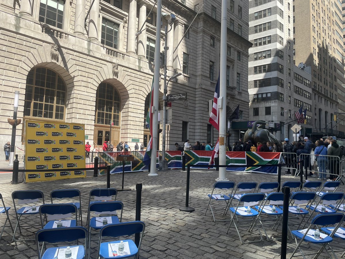 Standing by for SA Flag 🇿🇦 raising ceremony in New York City as part of FreedomDay commemorations #sabcnews