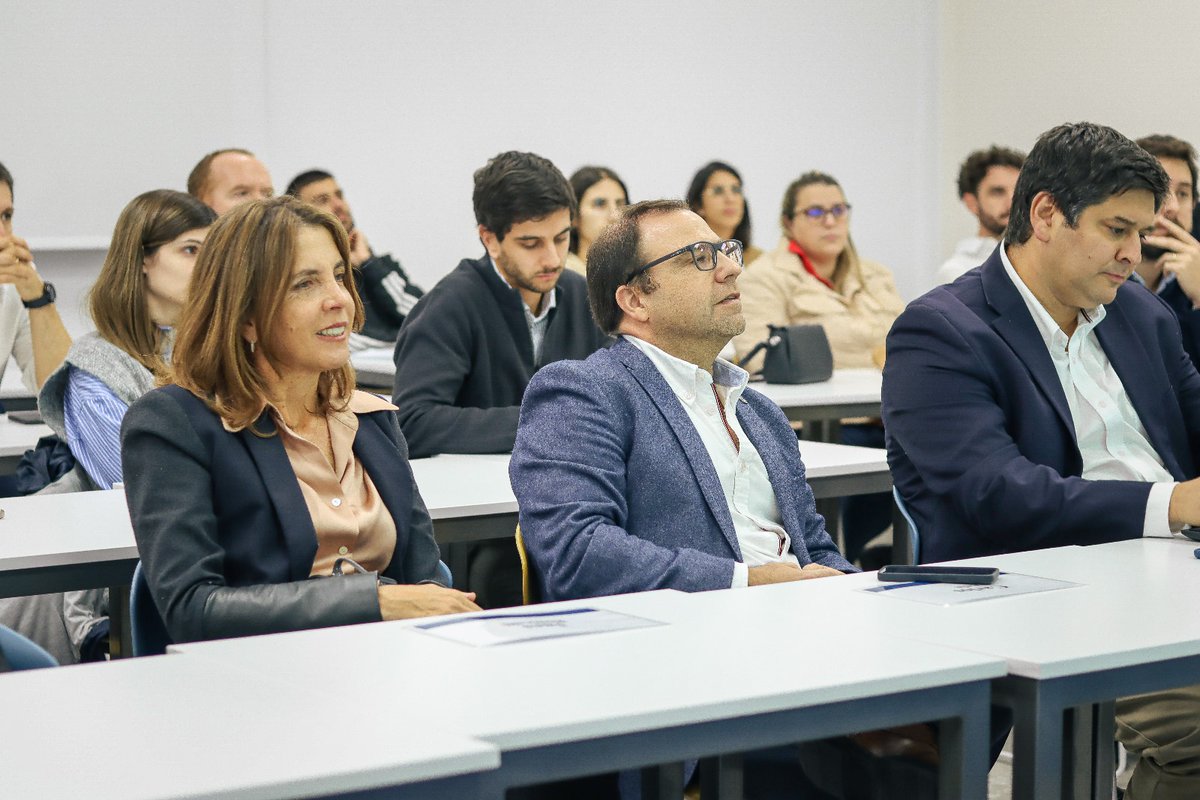 💼#UruguayInnovationHub en las Jornadas de Data de UMPE📊 ➡ @IBonicelli , en representación del #UIH, participó en las Jornadas de Data organizadas por la @UnivMontevideo, donde se discutió el crecimiento del análisis de datos en las empresas uruguayas. 🧵👇