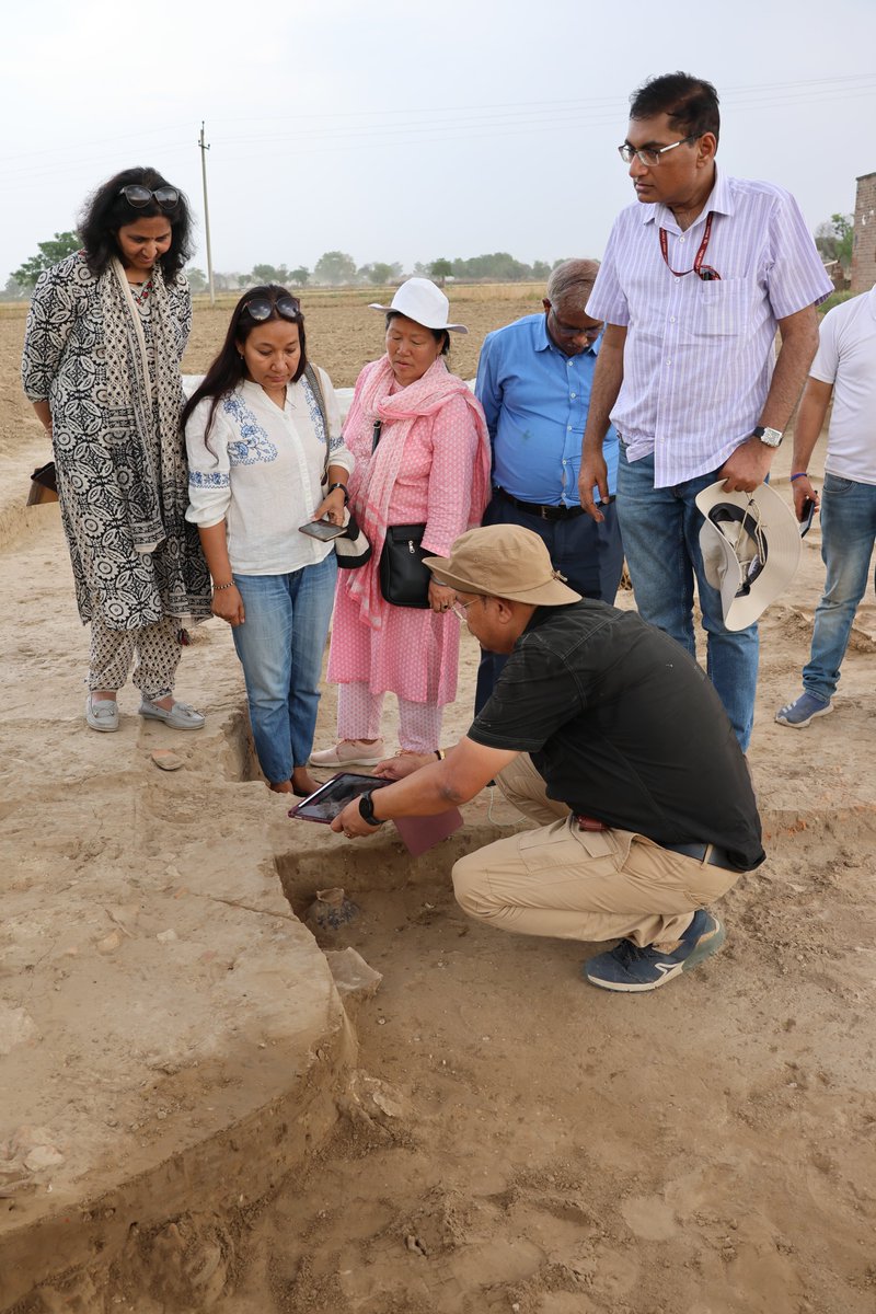 Shri Anand Madhukar, ADG(Adm), Archaeological Survey of India, New Delhi visited ongoing exavation at Rakhigarhi in the presence of Dr.S.K.Manjul, ADG(Archaeology),ASI, Smt. K.A.Kabui,SA,ASI, Chandigarh Circle, Smt. Mamta Pangty, DySAC,ASI, Sc Branch,CHD & other officers of ASI.