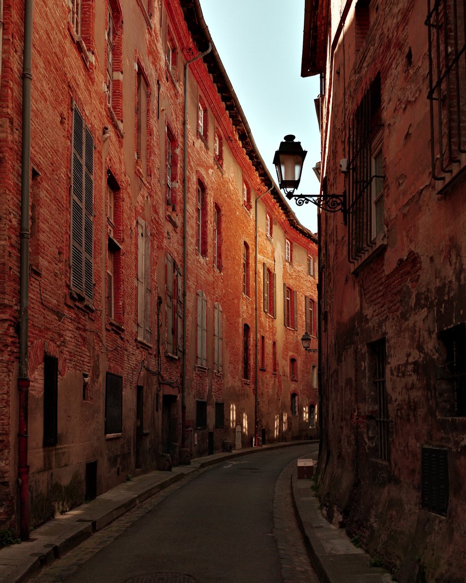 Les rues toulousaines 
Ricoh GR III hdf
instagram.com/p/C6Oi5VKuZwA/…

#streetphotography #urban #urbanphotography #streetlife #urbanstreetphotogallery #lensculturestreets #urbanscapes #streetart #ricoh #grsnaps #ricohgr #ricoh_gr #GRist #isawtoulouse #toulousemaville #igerstoulouse