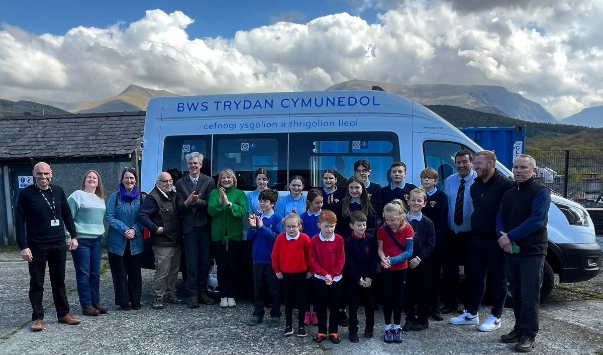 Proud to have sponsored this new e-bus for use by local schools & clubs, launched at Canolfan Cefnfaes today. We’ll be powering up this 16 seater with our new 39kW install on Cefnfaes. Great collaboration as always with @PartneriaethOg and great to be supporting schools & clubs💚