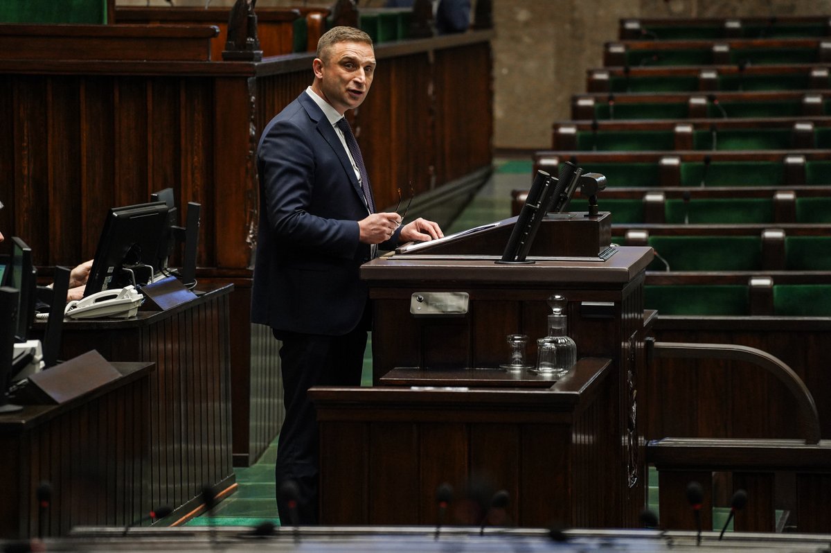 📌Trwa pierwsze czytanie obywatelskiego projektu ustawy o ochronie własności w Rzeczypospolitej Polskiej przed roszczeniami dotyczącymi mienia bezdziedzicznego. 📸Uzasadnienie projektu przedstawił Robert Bąkiewicz - przedstawiciel komitetu inicjatywy ustawodawczej.