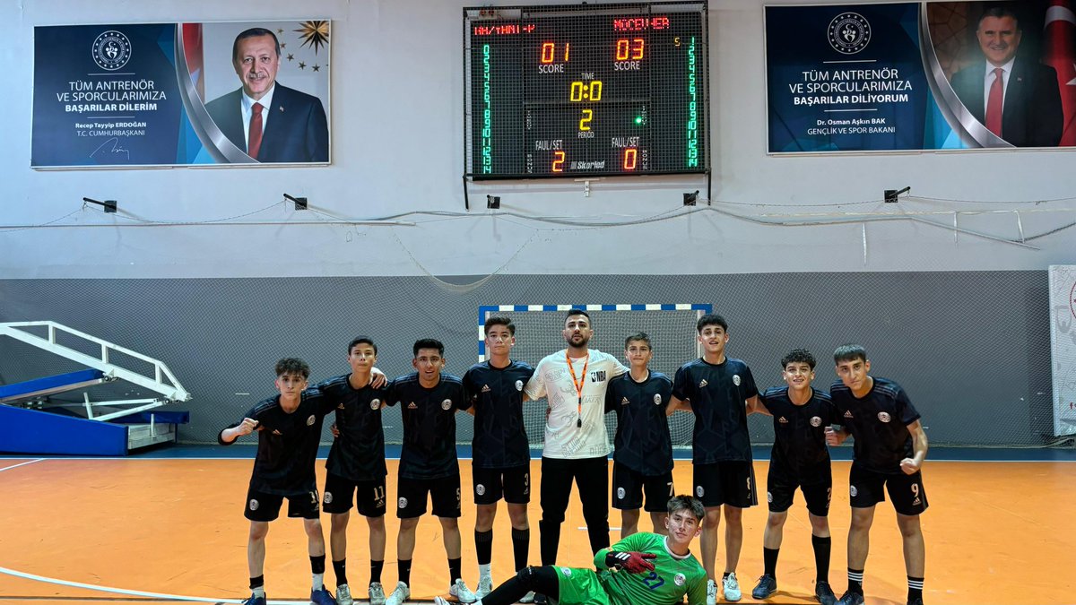 MtopcuogluAL's tweet photo. Futsal Gençler-B kategorisi Final maçını kazarak Gaziantep İl Şampiyonu olan gençlerimize ve takım ruhunu oluşturan Beden Eğitimi Öğretmenimize ŞAMPİYONLUK için teşekkür ederiz.  🏆🥇 @yasintepe @sahinbeymem https://t.co/ugCpVg23vO