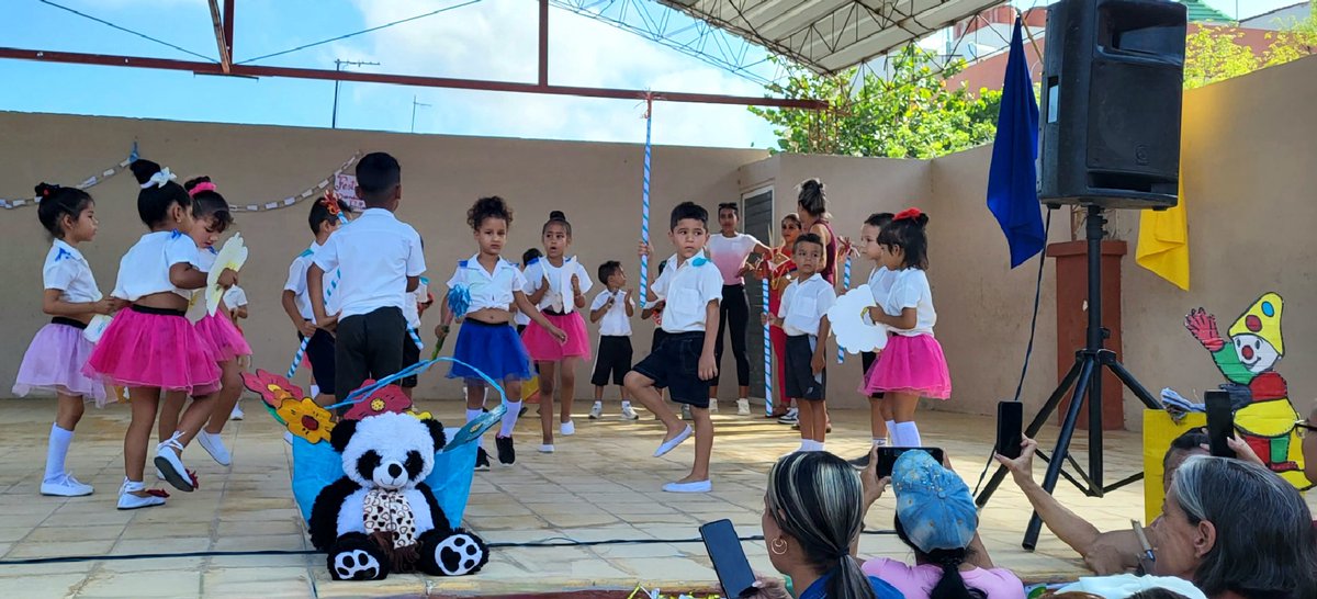 Alegría y colorido en el Festival de Bandas Rítmicas de los educandos de #EducaciónNiquero. #EducaciónGranma #CubaMined #Niquero #ProvinciaGranma @BorgesOlivero @Yane1606