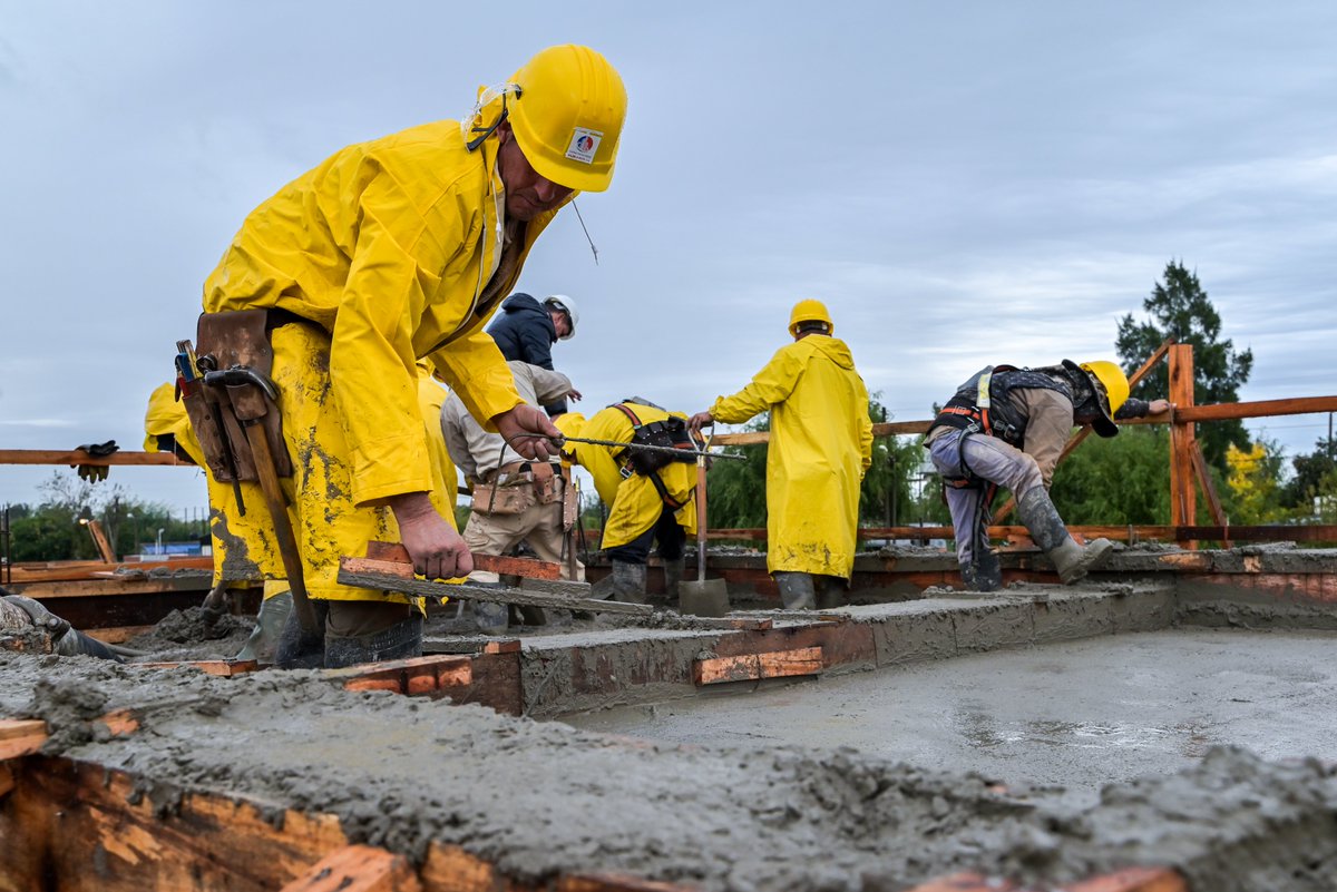 💪🚧 ¡Vamos por más inclusión educativa en los barrios populares de la Provincia! ➡ En el barrio Once, de @MuniBerazategui,seguimos avanzando con la construcción de un polo educativo que ofrecerá 690 nuevas vacantes para los vecinos y vecinas de la zona. (1/3)