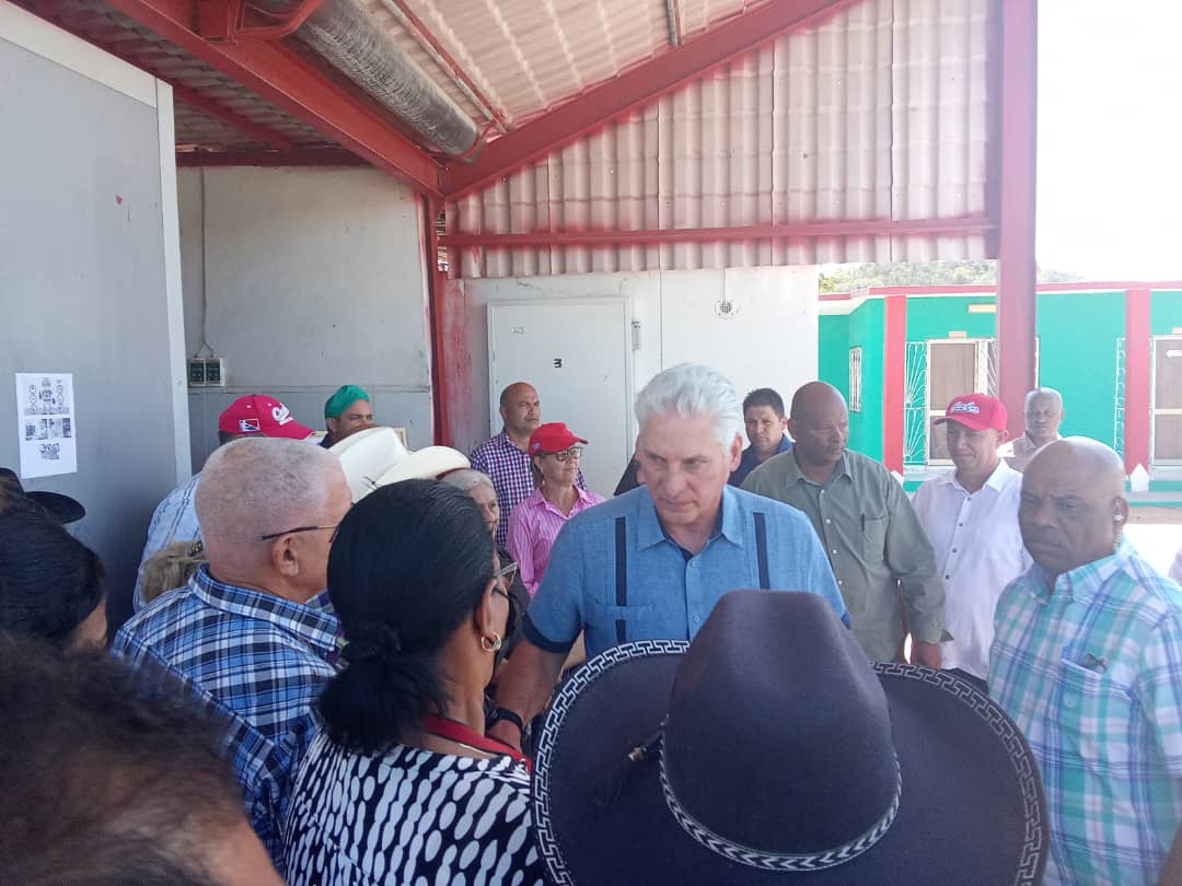 « Estamos enfrentando dos grandes retos: la asfixia económica y la intoxicación mediática, y eso afecta a nuestro pueblo; en él tenemos que pensar a la hora de trazar las estrategias en las provincias y municipios »<a href="/DiazCanelB/">Miguel Díaz-Canel Bermúdez</a> en Morón #CiegodeAvila #LatirAvileño <a href="/DiazCanelB/">Miguel Díaz-Canel Bermúdez</a>