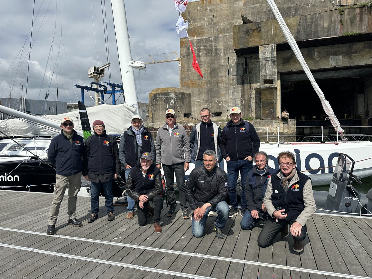 Des bénévoles de la délégation Bretagne sont aux côtés de notre skipper solidaire @GiancarloPedote ! ⛵️🌍 Rendez-vous dimanche 28 avril pour le départ de la Transat CIC !
