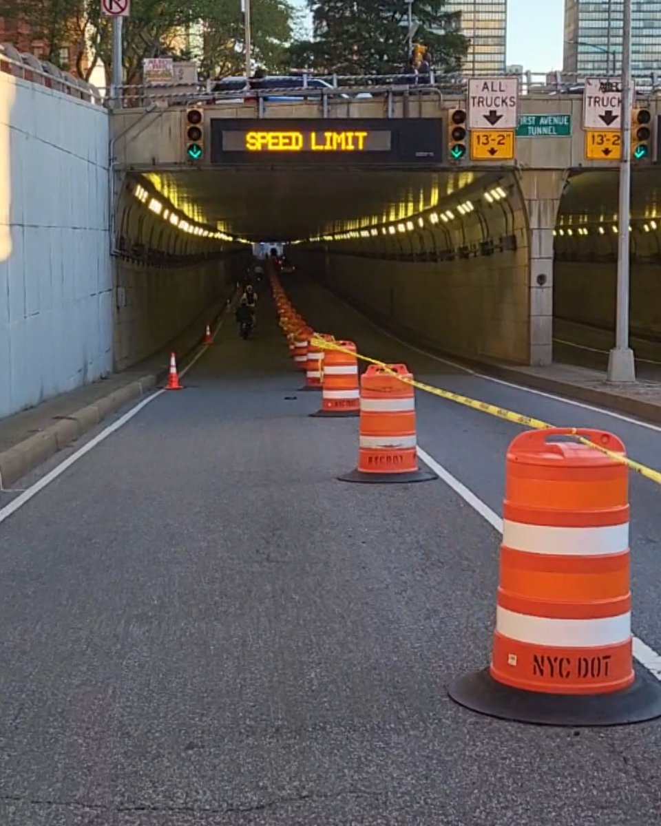 Hey, Manhattan cyclists! Join us to discuss a proposal to install a jersey barrier protected bike lane in the 1st Ave Tunnel between E 40th St to E 48th St. When: 5/6, 7PM Where: @cbsix Transportation Committee Virtual Meeting. Register in advance: bit.ly/3QiEmXU