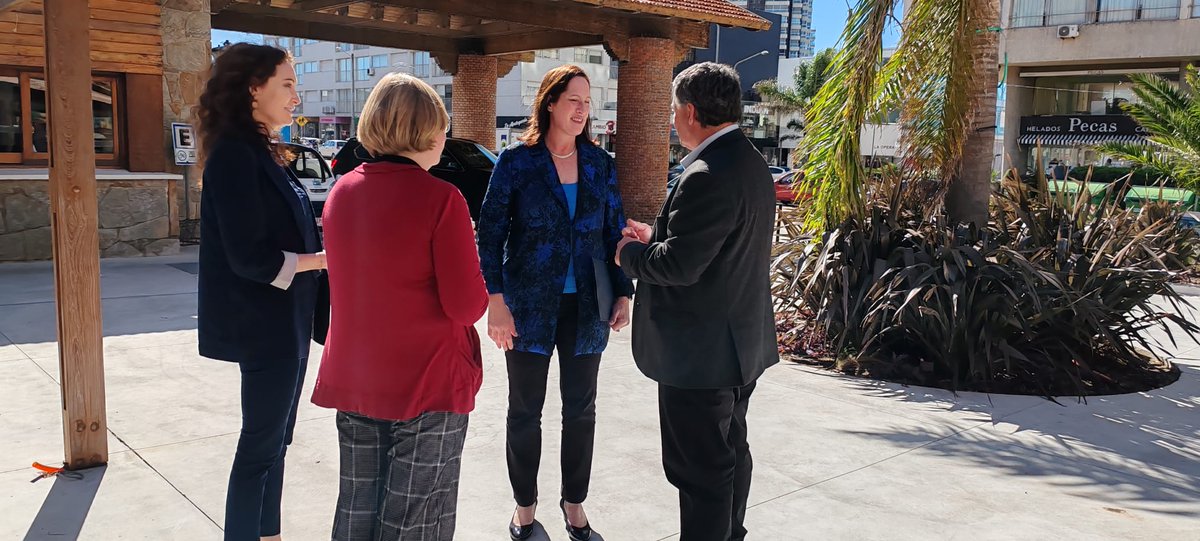 “Tuve el enorme gusto de conversar recientemente con ciudadanos de EEUU que viven en el Este de Uruguay. Fue un gusto contarles acerca de nuestro trabajo y escuchar las increíbles historias de vida que los trajeron a este hermoso país. Muy agradecida con el Alcalde @javcarballal…